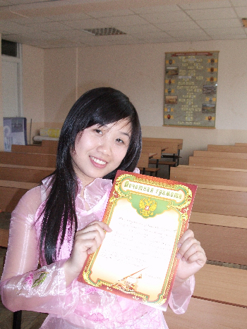 Cô gái người Tày xinh đẹp giữa xứ Bạch Dương